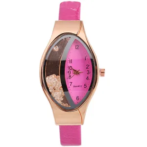 Orologio al quarzo da donna con cinturino in pelle rosa, cassa ovale e quadrante glitterato.