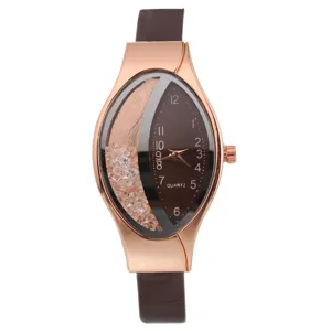 Orologio da polso al quarzo da donna con quadrante sabbia mobile cinturino pelle marrone.