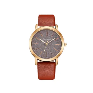Orologio da polso al quarzo da donna con cinturino in pelle marrone, cassa dorata e dettaglio.