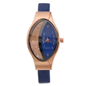 Orologio al quarzo donna dettaglio con cassa ovale oro rosa, quadrante blu e cinturino blu.