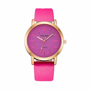 Primo piano dettaglio dell'orologio da polso al quarzo da donna con quadrante rosa e cinturino.