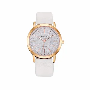 Orologio al quarzo da donna minimalista con cinturino in pelle bianca e quadrante glitter.