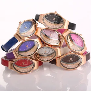 Orologio da donna al quarzo con cassa ovale, strass scintillanti e cinturino in pelle.