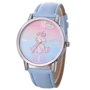 Vista dettagliata di un orologio da donna in pelle azzurra con quadrante unicorno e lunetta.