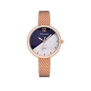Primo piano dettagliato di orologio da donna con quadrante rotondo, cinturino e indicatori.