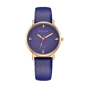 Orologio al quarzo con quadrante glitter blu e cassa in oro rosa cinturino dettaglio.