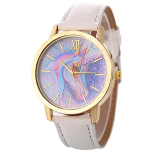 Primo piano della lunetta dorata e del quadrante con unicorno di questo orologio.