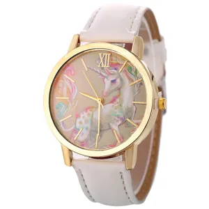Primo piano dettagliato del quadrante dell'orologio con unicorno colorato e lancette d'oro.