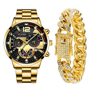 Primo piano dettagliato di lusso orologio al quarzo dorato e bracciale cubano ghiacciato.