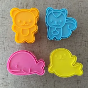 Dettagli di presse per panini di vari animali e stampi per biscotti da forno nel set.