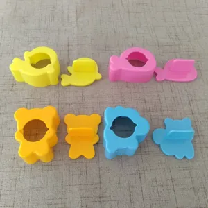 Vista dettagliata di mini stampi per panini e biscotti a forma di animali, attrezzi.