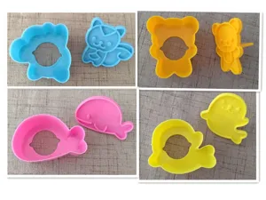 Vista dettagliata del set di taglia biscotti e panini con animali carini per bambini.