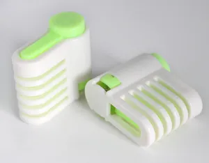 Instelbare plastic taartsnijder geleider detail met meirlaags sleufontwerp voor bakken en snijden.
