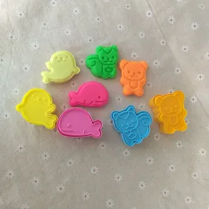 Simpatici stampi per biscotti animali, mini pressa per panini e attrezzi da forno per bambini.