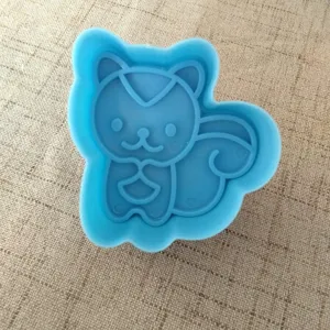 Stampo da forno in silicone a forma di scoiattolo blu per panini, vista dettagliata.