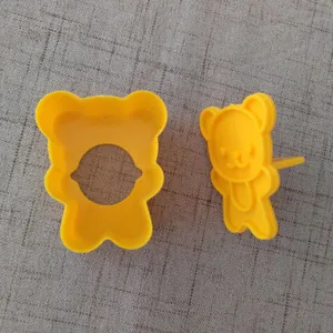 Vista dettagliata di tagliapasta per sandwich e stampo per biscotti a forma di orso in plastica.