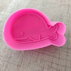 Dettaglio stampo in silicone balena rosa, simpatico utensile da cucina e tagliapanino.