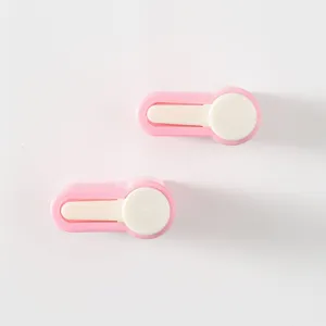 Detailweergave roze plastic taartsnijder hulpmiddel, precisie bakken laag gadget.
