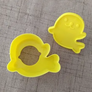 Simpatico mini tagliabiscotti a forma di foca e stampo per panini per bambini.