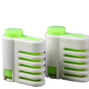 Set van 2 plastic taartsnijder geleiders in groen en wit voor gelijkmatig snijden van taarten.