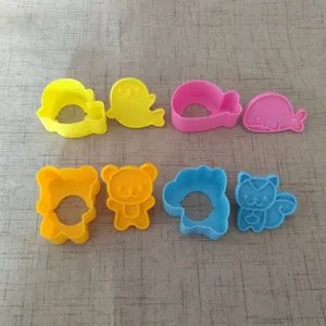Set di formine per panini e biscotti a forma di animali, ideale per divertenti cotture per bambini.