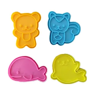 Simpatici stampi per biscotti animali sandwich set 4 pezzi attrezzi da forno bambini.