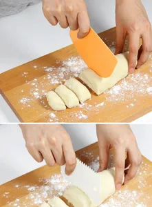 Raschietto per impasto in plastica e tagliapasta per dolci attrezzo da forno.