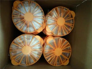 Gedetailleerd overzicht van oranje plastic ronde taartsnijders verpakt in een doos.
