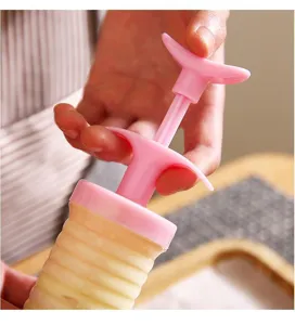 Koekjespers detailweergave met ergonomisch roze handvat voor gemakkelijk bakken thuis.