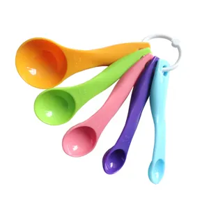Kleurrijke 5-delige kunststof maatscheplepel set met ring voor keuken bakken kookgereedschap