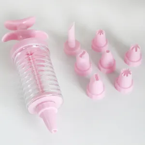 Gedetailleerd overzicht van roze koekjespers en 8 spuitmondjes set voor bakken.