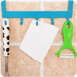 Set di utensili da cucina con binario di sospensione, raschietto per pasta, frusta e pelapatate.