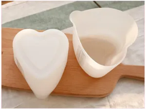 Hartvormige siliconen maatbeker, flexibel hittebestendig bakgereedschap met dubbele schaal.