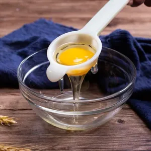 Separatore per uova in plastica bianca utensile da cucina con manico lungo per dolci