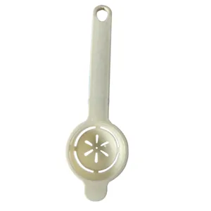Separatore di albume d'uovo in plastica con manico lungo e foro per appendere, cucina.