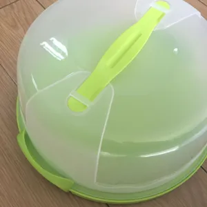 Draagbare plastic taartdoos met groene basis en doorzichtige deksel voor bakken en gebak.