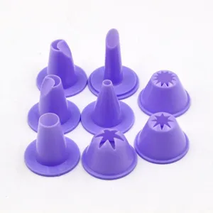 Ensemble de douilles de glaçage en plastique violet pour la pâtisserie et biscuits.
