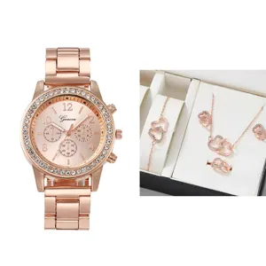 Dettaglio orologio al quarzo oro rosa e set gioielli con quadrante strass e cuori.