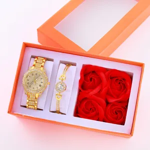 Vista dettagliata del set regalo orologio quarzo donna con bracciale metallo e rose di sapone.