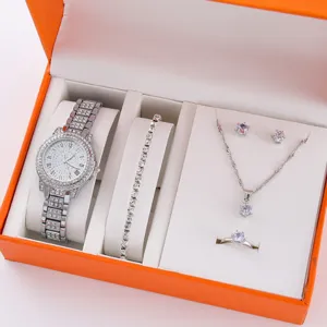 Vista dettagliata dell'orologio al quarzo con strass argentati e set regalo coordinato.