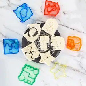 Kleurrijke plastic sandwich snijset, leuke brood toast vormpjes voor DIY bakken thuis.