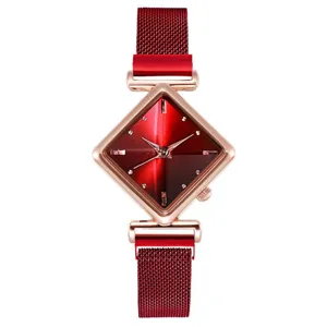 Dettaglio orologio quarzo quadrante diamante rosso, cassa oro rosa elegante con cinturino mesh.