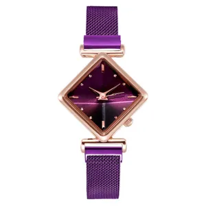 Primo piano dettagliato di un elegante orologio da donna al quarzo con quadrante viola.