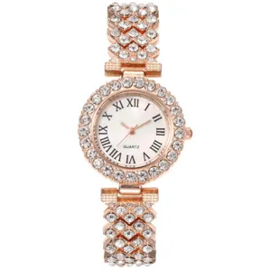 Primo piano di orologio quarzo donna oro rosa strass con numeri romani e cristalli scintillanti.