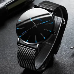 Orologio al quarzo da uomo con quadrante nero indici blu e cinturino in maglia d'acciaio.