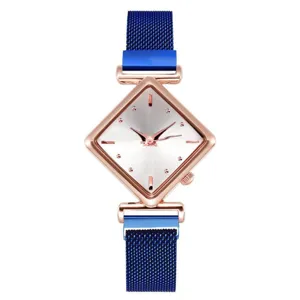 Dettaglio in primo piano dell'orologio da donna con quadrante a rombo e cinturino in maglia blu.