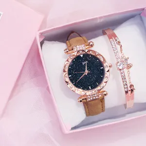 Primo piano dettagliato di un set regalo con orologio al quarzo e bracciale da donna.