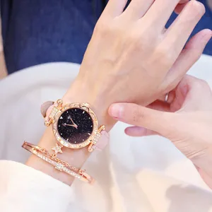 Vista dettagliata di orologio da donna al quarzo con quadrante stellato e cinturino rosa.
