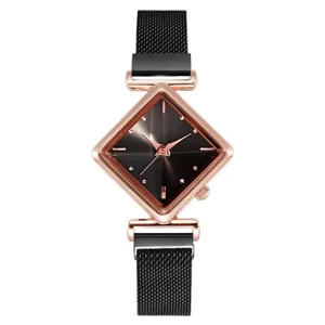 Dettaglio elegante di un orologio al quarzo a rombo con cassa oro rosa e cinturino.