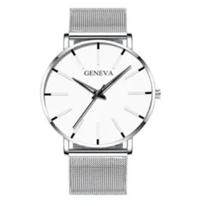 Dettagli in primo piano dell'orologio al quarzo in maglia d'argento con quadrante bianco.